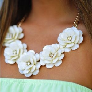 JCREW WHITE FLOWER NECKLACE